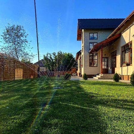 Famives Vendeghaz Bed & Breakfast Racu Exterior photo