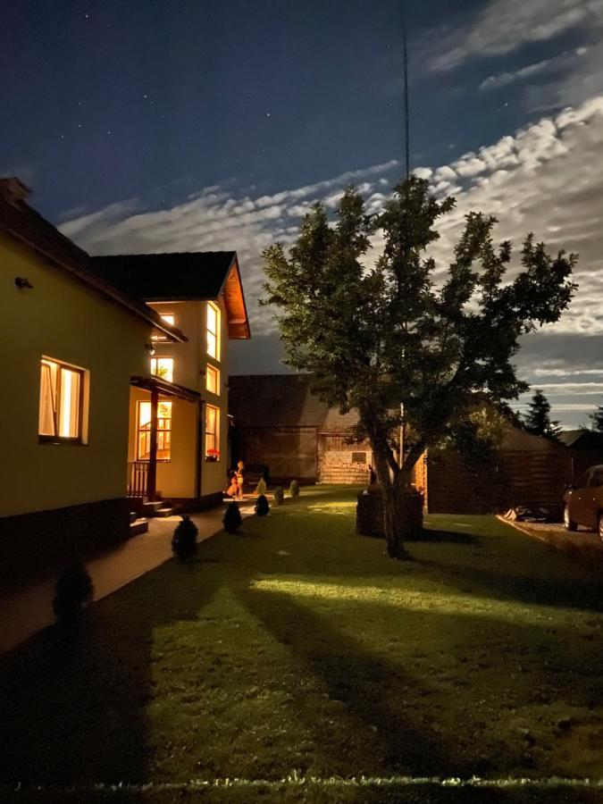 Famives Vendeghaz Bed & Breakfast Racu Exterior photo