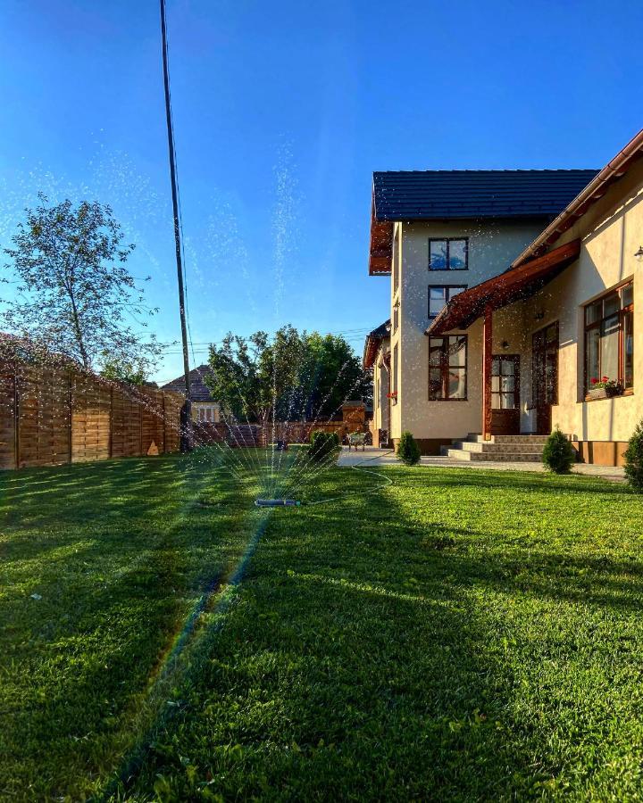 Famives Vendeghaz Bed & Breakfast Racu Exterior photo